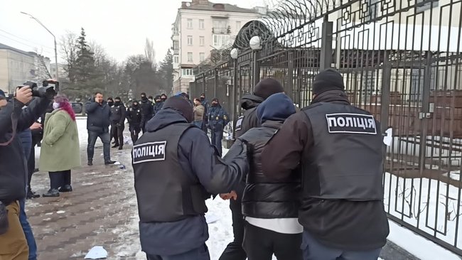 Акцию у посольства РФ в Киеве прекратили неизвестные: сорвали и сожгли плакаты, разбили таблички 05