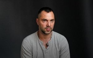 "Единый голос" Украины в ТКГ Арестович называл избирателей Зеленского "вульгарными долбо#бами", а его самого - "марионеткой олигархов", и утверждал, что Ермак работает на Кремль