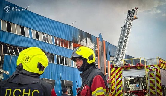 Балістична атака на Київщину: попри спеку, триває ліквідація наслідків рятувальниками. ВІДЕО+ФОТОрепортаж