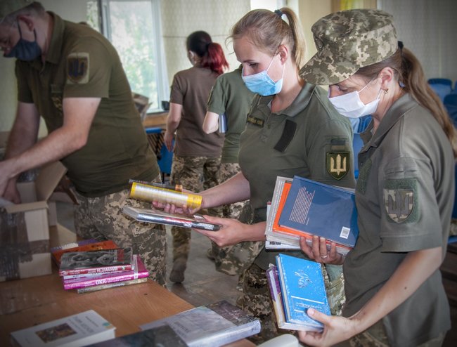 Компания Yakaboo передала украинским военным 400 книг 01
