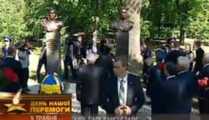 Янукович в окружении десятка охранников возложил цветы. ФОТО