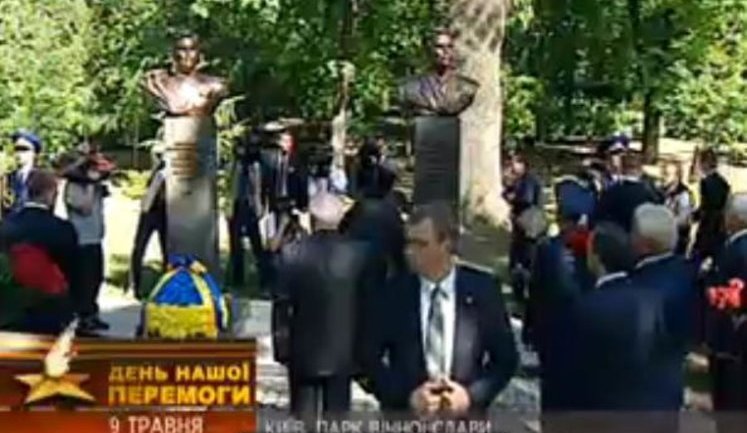 Янукович в окружении десятка охранников возложил цветы. ФОТО