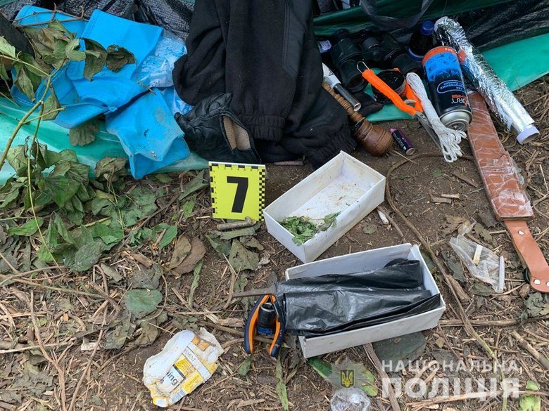 Полицейские Закарпатья обнаружили плантацию двухметровой конопли, которую охраняли вооруженные люди 03