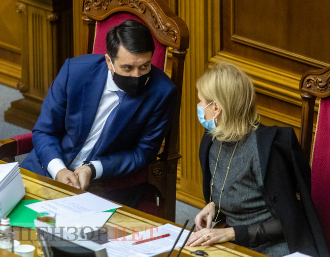 Розповідь Медведчука, обійми від Балоги, нарада у Верещук, дискусія Гетманцева і привітання Разумкова Халимону, - день роботи ВР 1 грудня 14