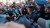 Возле входа в суд оппозиционные депутаты подрались с милиционерами