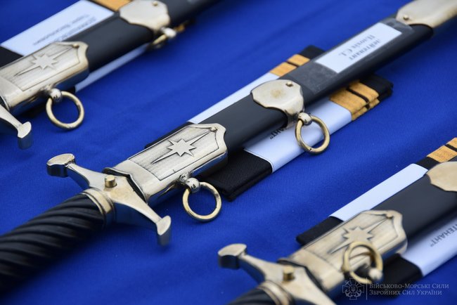 В Одессе 45 курсантов Института ВМС Украины получили офицерские погоны и кортики 04