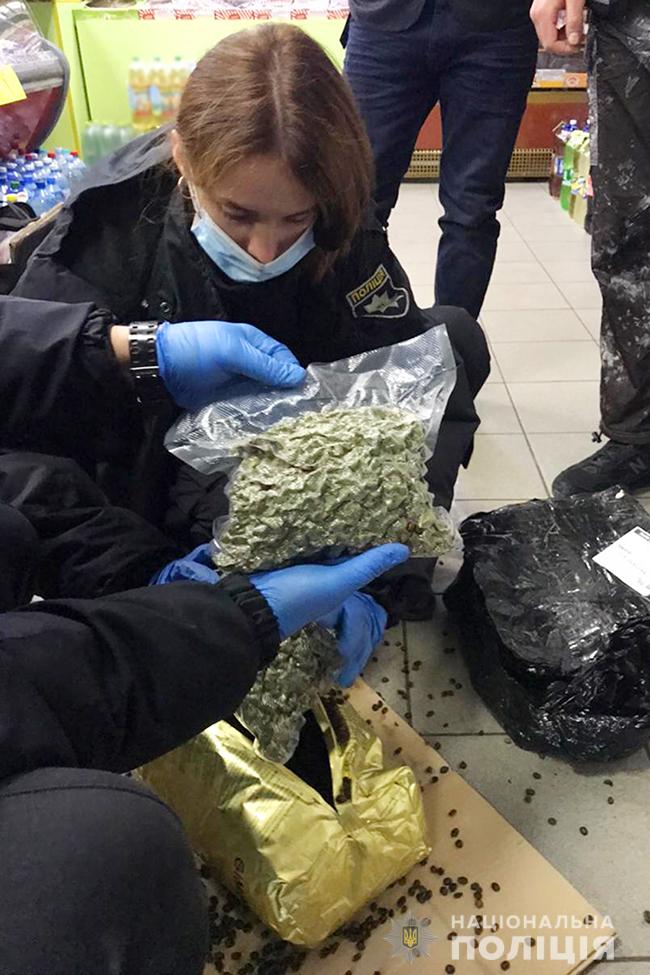 Наркотики в пакетах с кофе: в Киеве задержали 18-летнего наркодилера и изъяли товара почти на 3 млн грн, - полиция 02
