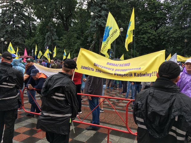 Owners of foreign-registered cars block Kyiv’s government quarter: We demand affordable customs clearance 17
