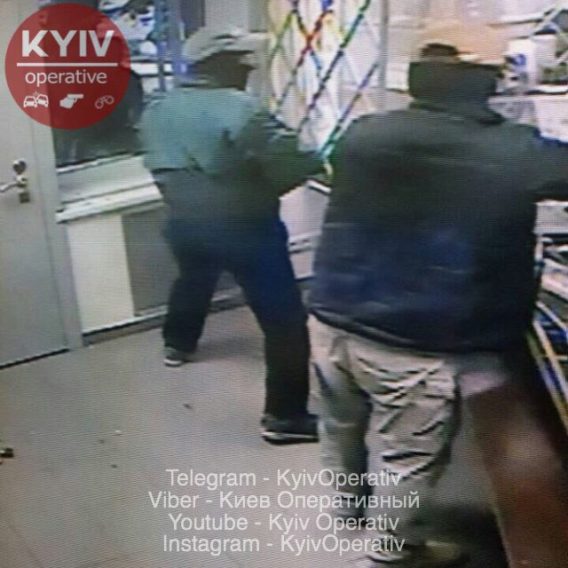 Пограбування ломбарду в Києві: ексклюзивні кадри з місця злочину 02