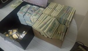 У банківських скриньках учасників великого конвертаційного центру податківцями вилучено 5,5 млн дол., - заступник голови ДФС Білан. ФОТОрепортаж