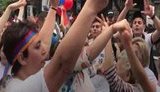 Армяне на улицах Еревана празднуют победу Пашиняна с шампанским и снегом. ВИДЕО