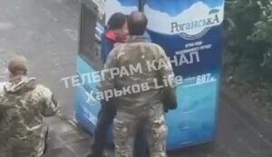 Четверо військовослужбовців ТЦК спостерігають, як їх колега проводить "заходи оповіщення" у Харкові і лупцює чоловіка у цивільному. ВIДЕО