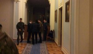 Экс-"регионалы" среди ночи были под кабинетом Гройсмана. ФОТО