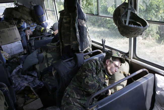 Військовий фотограф Анатолій Степанов: Авдіївка. Лежить пенсіонер, мертвий, придавлений плитою. Дядько Коля всю війну пережив, а тут братики постаралися 30