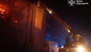 Наймасованіша атака на Одещину від початку війни: двоє постраждалих, під ударом енергетика та адмінбудівлі, є перебої зі світлом. ФОТО