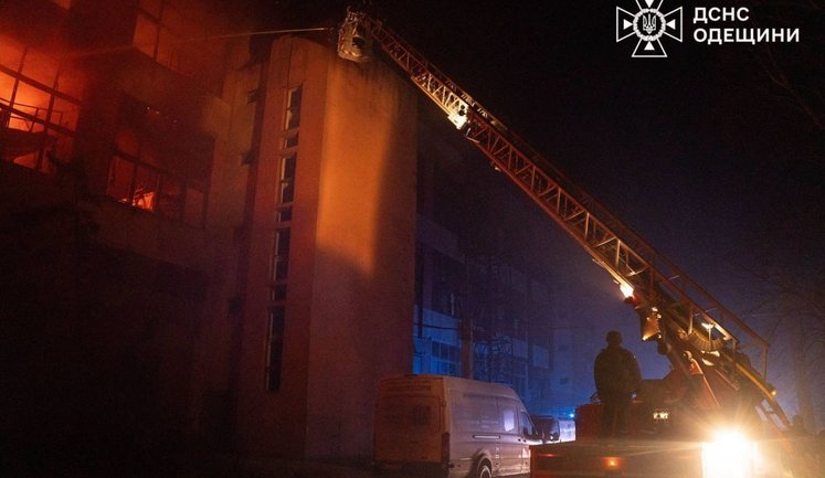 Наймасованіша атака на Одещину від початку війни: двоє постраждалих, під ударом енергетика та адмінбудівлі, є перебої зі світлом. ФОТО
