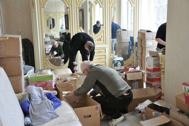 Штаб військових медиків Першого добровольчого мобільного шпиталю в маєтку Пінчука 02