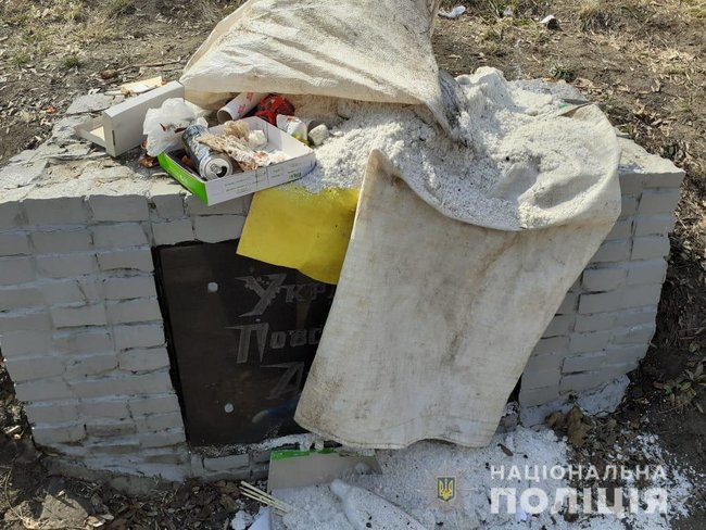 Неизвестные в Харькове забросали мусором памятник воинам УПА, - Нацполиция 02