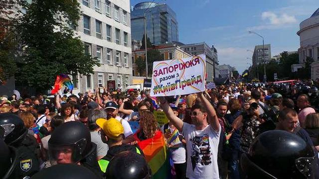 Учасники КиївПрайду рушили за зміненим маршрутом 09