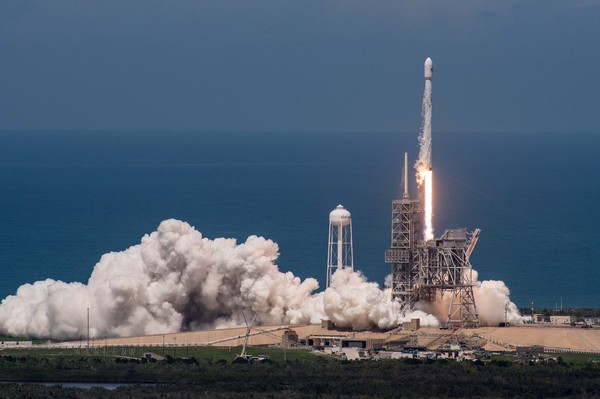 SpaceX запустила Falcon 9 з десятьма супутниками звязку 01 SpaceX запустила Falcon 9 з десятьма супутниками звязку 01