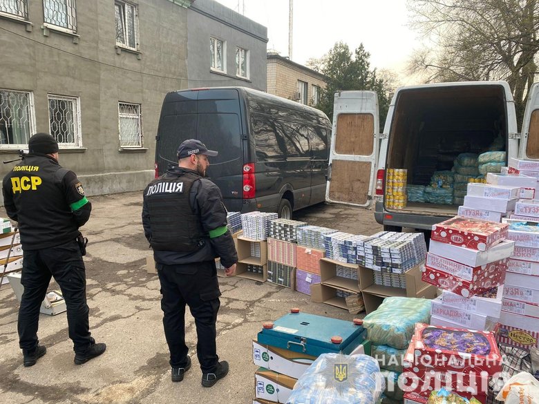 На Запоріжжі перевозили цигарки під виглядом гумдопомоги, - Нацполіція 01