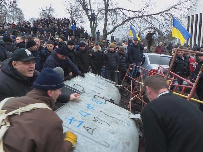 Автомобіль зі Саакашвілі заблоковано, поліція спробувала прорватися, але безуспішно, застосовується газ 31