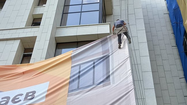 З Будинку профспілок на Майдані Незалежності зняли Мураєва. Банер з проросійським політиком провисів кілька годин 13