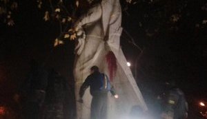 В Запорожье пытаются снести памятник Дзержинскому. ФОТО