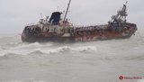 Вокруг выброшенного на пляж в Одессе танкера установят ограждение