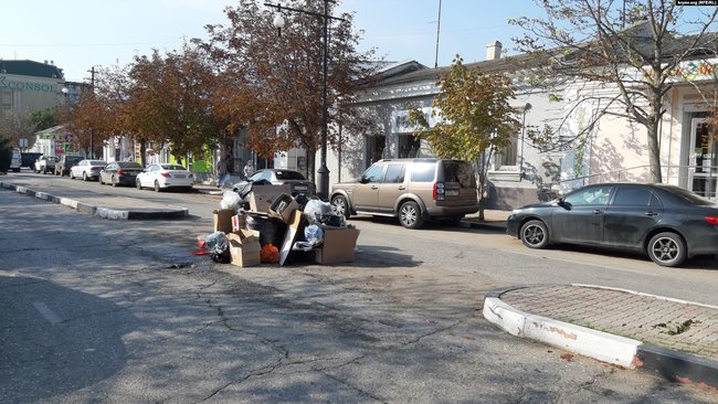 На улицах оккупированной Керчи скопились груды мусора 02