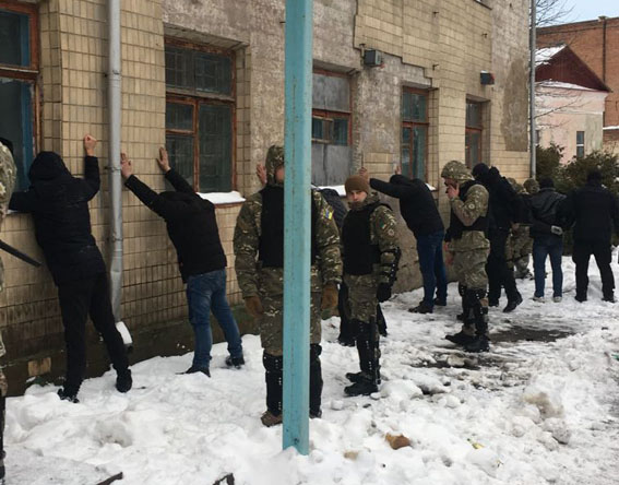 20 озброєних чоловіків затримали на Вінниччині при спробі рейдерського захоплення підприємства, - Нацполіція 02