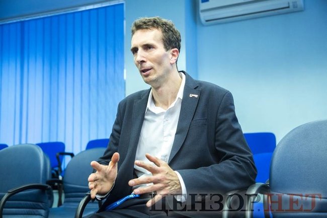 Віктор Плахута: На базі профільного комітету з питань нацбезпеки розроблений закон про оборонні закупівлі, інша версія закону існує на майданчику Офісу президента. Чи буде зареєстровано обидва – не знаємо 04