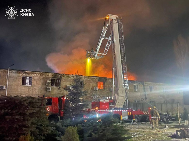 Ракетна атака спричинила пожежі та руйнування у кількох районах Києва