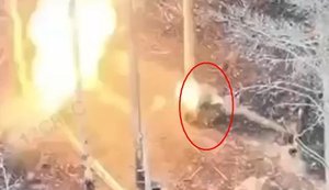 Кумулятивний струмінь боєприпасу українського дрона-камікадзе наскрізь прошиває окупанта. ВIДЕО