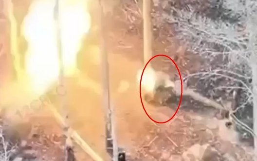 Кумулятивний струмінь боєприпасу українського дрона-камікадзе наскрізь прошиває окупанта. ВIДЕО