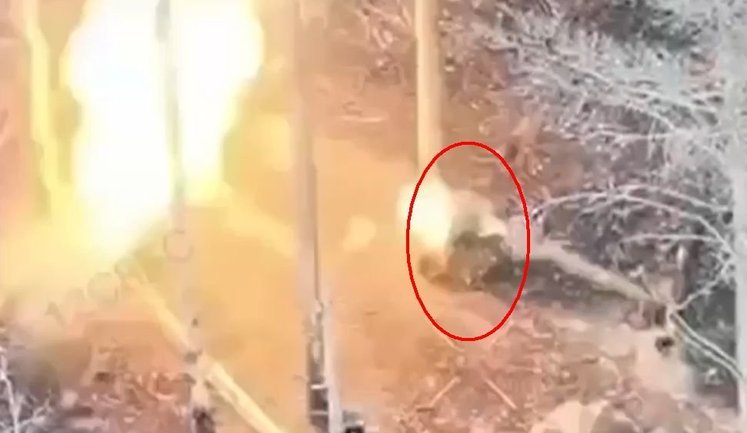 Кумулятивний струмінь боєприпасу українського дрона-камікадзе наскрізь прошиває окупанта. ВIДЕО