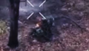 Російський солдат обшукує пораненого поплічника й залишає його помирати: кадри аеророзвідки 63-ї ОМБр. ВIДЕО