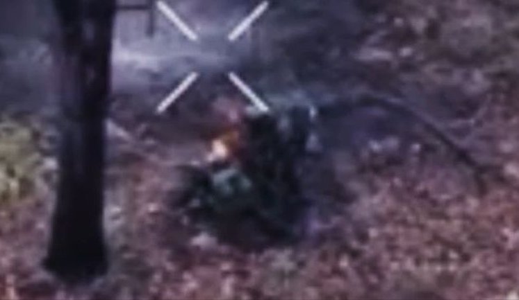 Російський солдат обшукує пораненого поплічника й залишає його помирати: кадри аеророзвідки 63-ї ОМБр. ВIДЕО