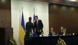 Януковичу в Донецке подарили газету и фильм "Путь президента": Вы научили нас ставить высокие цели. ФОТО+ВИДЕО