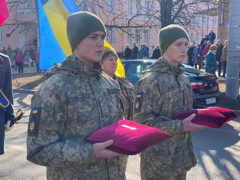 На Вінниччині попрощалися із загиблим внаслідок російського обстрілу воїном 56-ї ОМПБр Денисом Кононенком 22