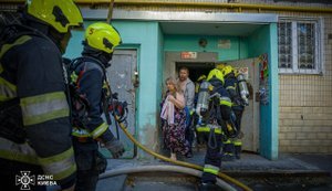 Одна людина загинула під час пожежі у столичній 9-поверхівці, її тіло рятувальники знайшли у квартирі, що горіла. ВІДЕО+ФОТОрепортаж