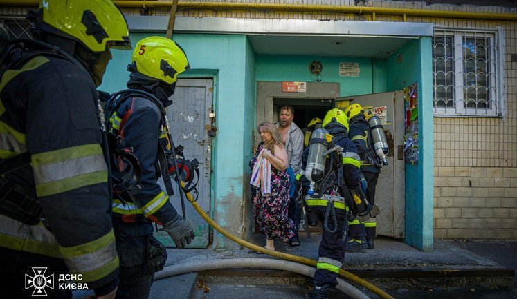 Одна людина загинула під час пожежі у столичній 9-поверхівці, її тіло рятувальники знайшли у квартирі, що горіла. ВІДЕО+ФОТОрепортаж