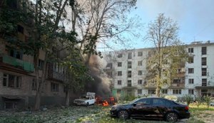 Оккупанты сбросили КАБ на Запорожье: как минимум 3 раненых, горят автомобили, поврежден дом (обновлено). ФОТО