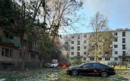 Окупанти скинули КАБ на Запоріжжя: щонайменше 3 поранених, горять автівки, пошкоджено будинок (оновлено). ФОТО