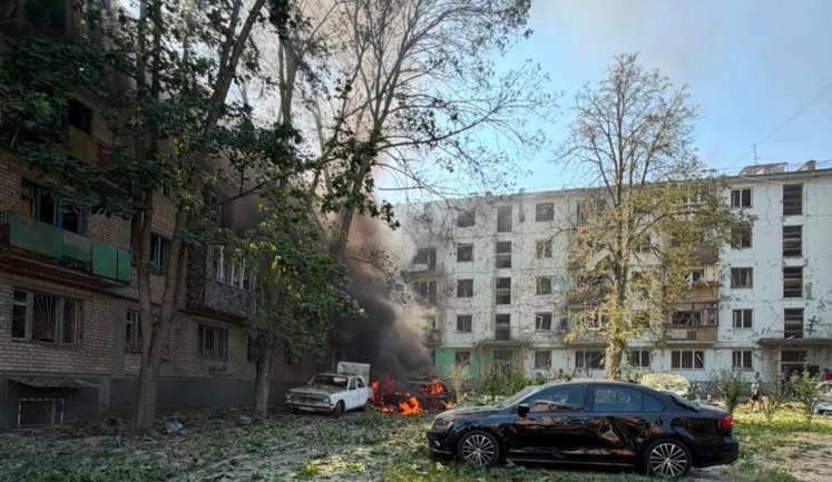 Оккупанты сбросили КАБ на Запорожье: как минимум 3 раненых, горят автомобили, поврежден дом (обновлено). ФОТО