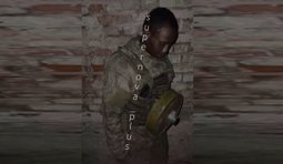 росіянин знущається над африканцем