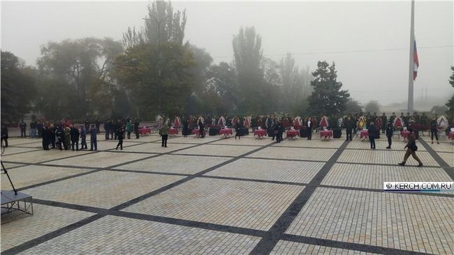 Оккупированная Керчь прощается с погибшими в политехническом колледже 04