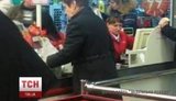 Пока Янукович пытается сбежать из Украины - его жена покупает продукты в макеевском супермаркете. ВИДЕО