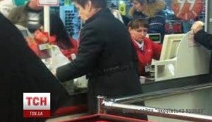 Пока Янукович пытается сбежать из Украины - его жена покупает продукты в макеевском супермаркете. ВИДЕО