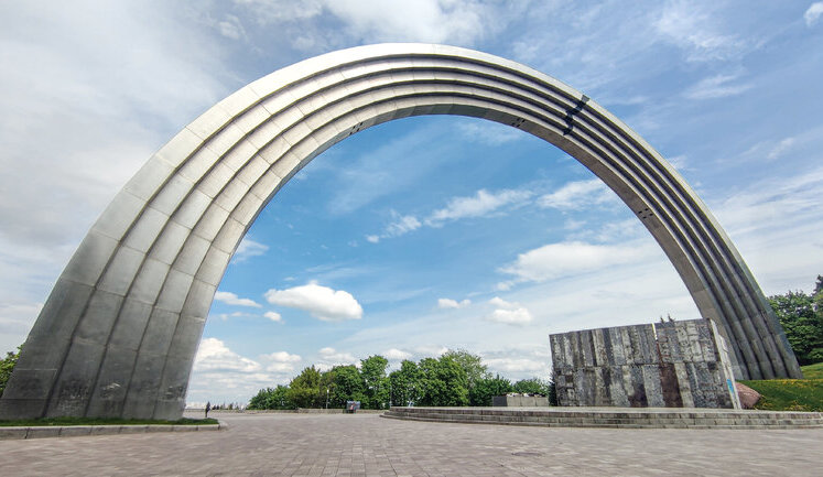 Влада Києва відмовилась демонтувати колишню "Арку дружби народів"